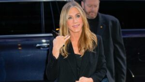Jennifer Aniston Just Copied Meghan Markle’s Comfy Clog Moment — And We’re Sold