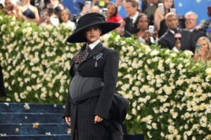 Rihanna: PREGNANT with Baby #3! Check Out Her Baby Bump!